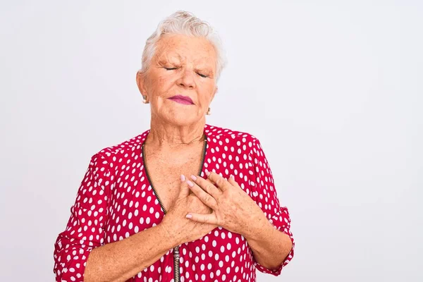 Oudere Grijsharige Vrouw Met Een Rood Casual Jasje Een Geïsoleerde — Stockfoto