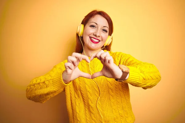 Mujer Pelirroja Joven Escuchando Música Usando Auriculares Sobre Fondo Aislado — Foto de Stock