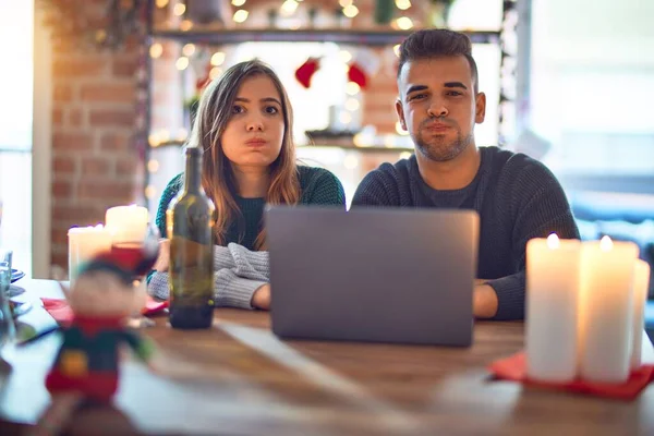 Junges Schönes Paar Sitzt Mit Laptop Weihnachtsdekoration Hause Und Bläst — Stockfoto