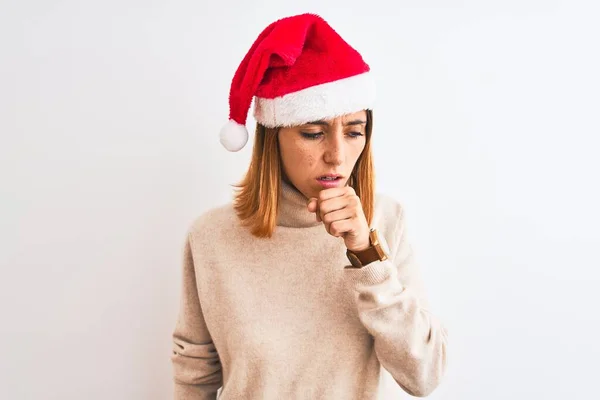 Mooie Roodharige Vrouw Draagt Kerstmuts Geïsoleerde Achtergrond Gevoel Onwel Hoesten — Stockfoto