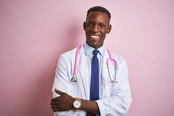 Homem Médico Afro Americano Vestindo Estetoscópio Sobre Fundo Rosa Isolado — Fotografia de Stock