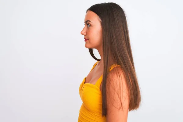 Menina Bonita Nova Vestindo Amarelo Casual Shirt Sobre Isolado Fundo — Fotografia de Stock