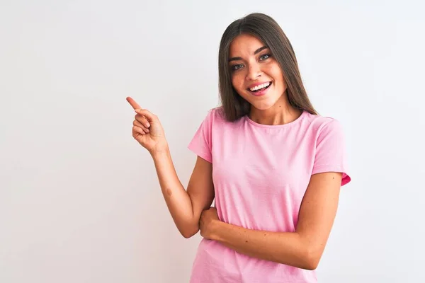 Jovem Mulher Bonita Vestindo Camiseta Casual Rosa Sobre Fundo Branco — Fotografia de Stock
