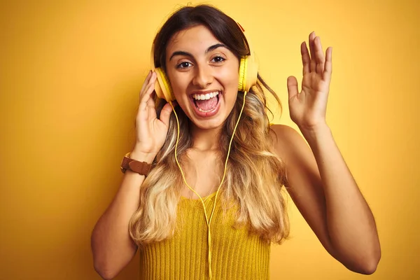 Joven Hermosa Mujer Con Auriculares Sobre Fondo Aislado Amarillo Muy — Foto de Stock