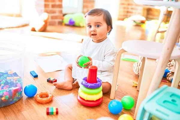 Hermoso Bebé Feliz Jardín Infantes Alrededor Juguetes Coloridos — Foto de Stock