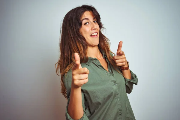 Mujer Hermosa Joven Con Camisa Verde Pie Sobre Fondo Gris —  Fotos de Stock