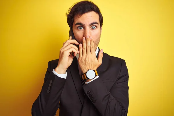 Joven Hombre Negocios Guapo Hablando Teléfono Inteligente Sobre Boca Cubierta —  Fotos de Stock