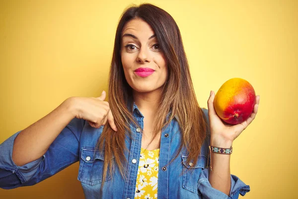 Young Beautiful Woman Eating Fresh Healthy Mango Yellow Background Surprise — ストック写真