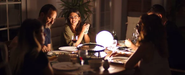 Hermosa Familia Cena Hablando Sonriendo Terraza — Foto de Stock