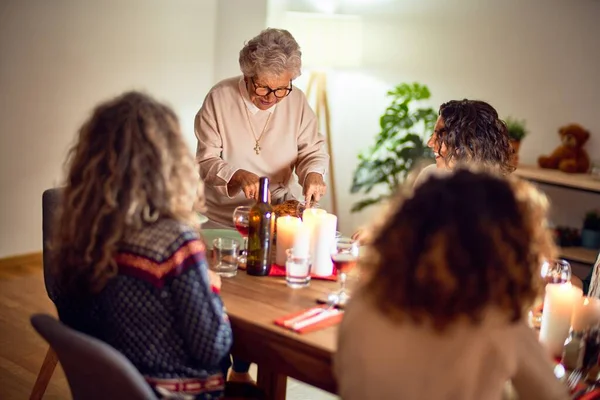 Schöne Gruppe Von Frauen Die Glücklich Und Zuversichtlich Lächeln Putenbraten — Stockfoto