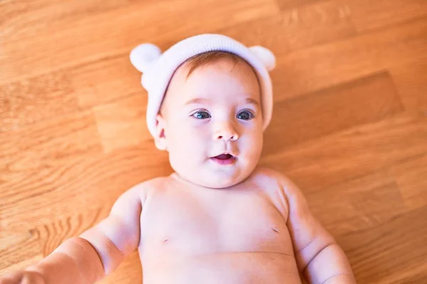 可爱的婴儿躺在家里的沙发上 新生儿头戴绒毛帽 休息舒适 — 图库照片