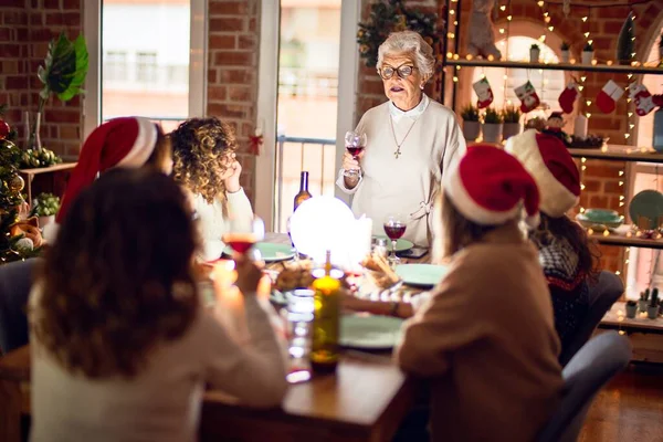 Mooie Groep Vrouwen Die Blij Zelfverzekerd Glimlachen Een Van Hen — Stockfoto