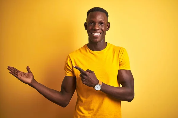 Fiatal Afro Amerikai Férfi Alkalmi Pólót Visel Áll Izolált Sárga — Stock Fotó