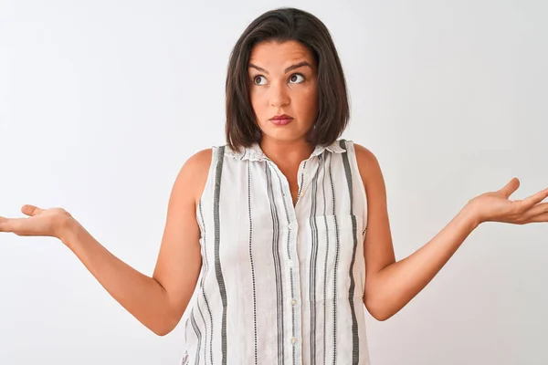 Mujer Hermosa Joven Con Camisa Rayas Casuales Pie Sobre Fondo — Foto de Stock