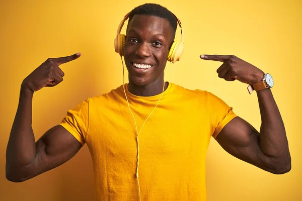 Hombre Afroamericano Escuchando Música Usando Auriculares Sobre Fondo Amarillo Aislado — Foto de Stock