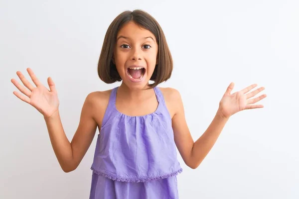 Giovane Bella Bambina Indossa Viola Vestito Casual Piedi Sfondo Bianco — Foto Stock