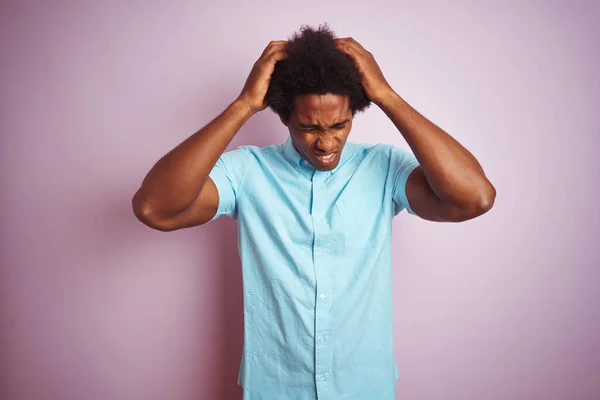 Jeune Homme Américain Aux Cheveux Afro Portant Chemise Bleue Debout — Photo