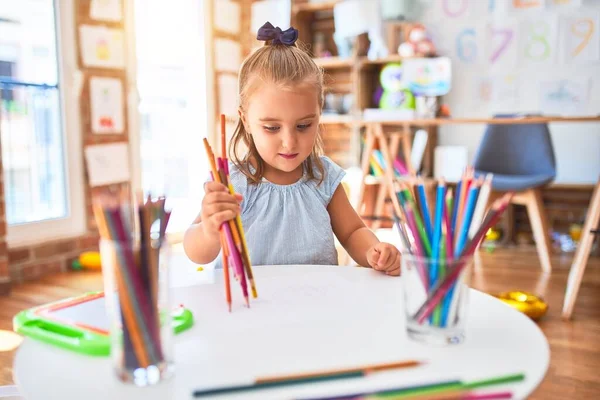 年轻美丽的金发碧眼的小女孩喜欢在幼儿园玩玩具 在家里用铅笔彩绘快乐的图画 — 图库照片