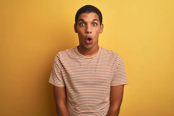Joven Hombre Árabe Guapo Con Camiseta Rayas Pie Sobre Fondo —  Fotos de Stock
