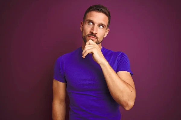 Hombre Joven Con Camiseta Púrpura Informal Sobre Fondo Aislado Lila —  Fotos de Stock