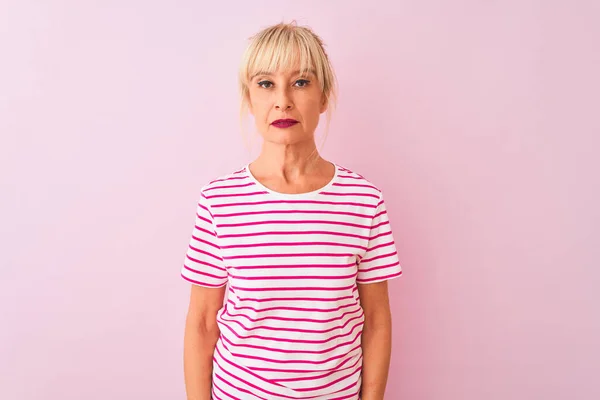 Mulher Meia Idade Vestindo Camiseta Listrada Sobre Fundo Rosa Isolado — Fotografia de Stock