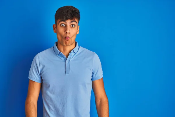 Ung Indian Man Bär Casual Polo Stående Över Isolerad Blå — Stockfoto