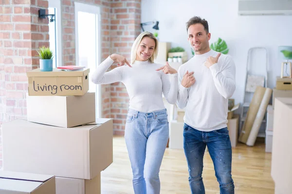 Jong Mooi Paar Staan Nieuw Huis Rond Kartonnen Dozen Kijken — Stockfoto