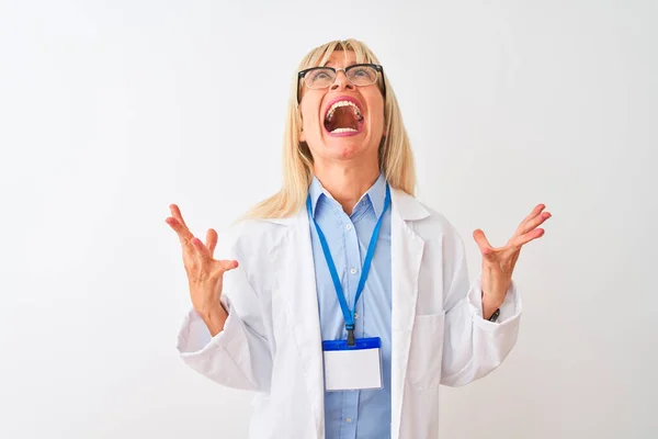 中年科学家女人戴着眼镜和身份证 站在孤立的白色背景上疯狂地喊叫着 带着咄咄逼人的表情和胳膊大喊大叫 沮丧的概念 — 图库照片