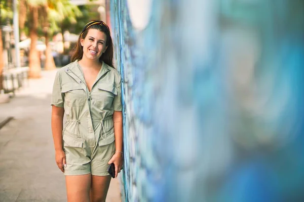 Junge Schöne Frau Grünem Kleid Lehnt Wand Lächelnd — Stockfoto