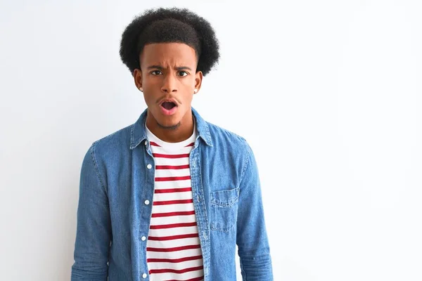 Hombre Afroamericano Vistiendo Camiseta Rayas Chaqueta Mezclilla Sobre Fondo Blanco — Foto de Stock