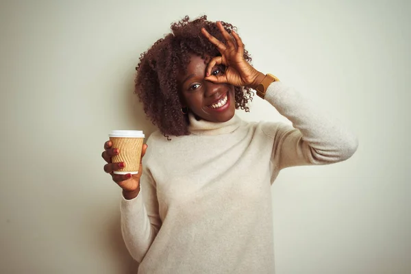 Mladý Africký Afro Žena Drží Šálek Kávy Stojí Nad Izolovaným — Stock fotografie