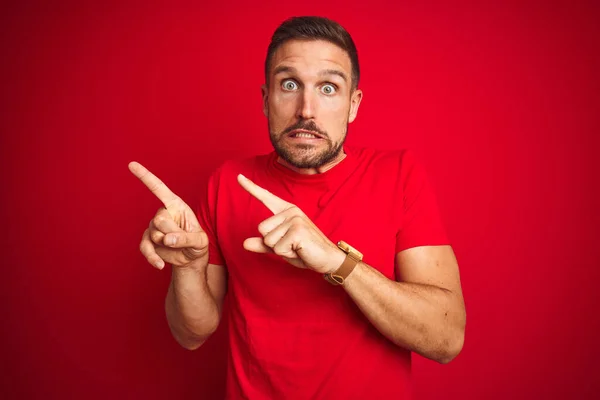 Jovem Bonito Homem Vestindo Casual Shirt Sobre Vermelho Isolado Fundo — Fotografia de Stock