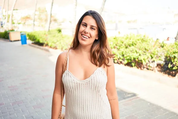 Romantik köyde genç ve güzel bir kadın güneşli bir günde kasaba sokaklarında yürüyor.