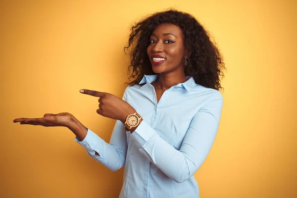 Mujer Negocios Afroamericana Con Camisa Elegante Sobre Fondo Amarillo Aislado —  Fotos de Stock