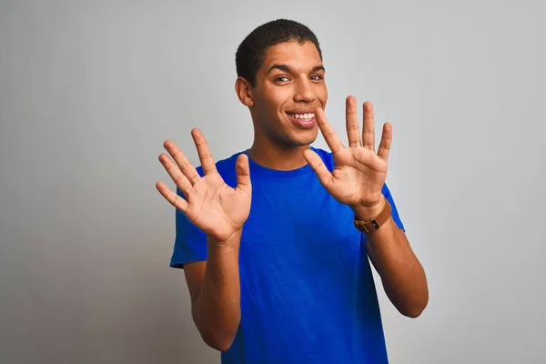 Joven Hombre Árabe Guapo Usando Camiseta Azul Pie Sobre Fondo — Foto de Stock