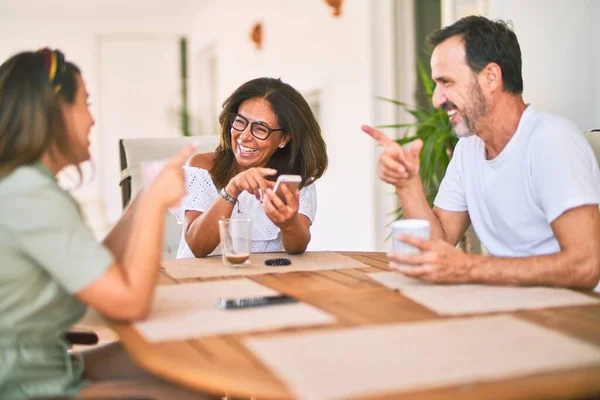 Mooie Familie Zit Terras Drinken Kopje Koffie Met Behulp Van — Stockfoto