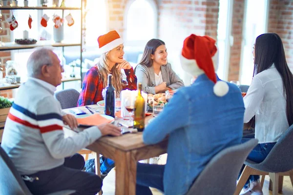 Mooie Familie Draagt Kerstman Hoed Vergadering Glimlachend Gelukkig Vol Vertrouwen — Stockfoto