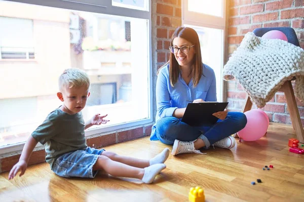 Junge Therapeutin Gespräch Mit Kind Berater Und Verhaltenskorrektur Büro Rund — Stockfoto