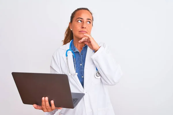 Médico Maduro Meia Idade Mulher Segurando Laptop Computador Sobre Fundo — Fotografia de Stock