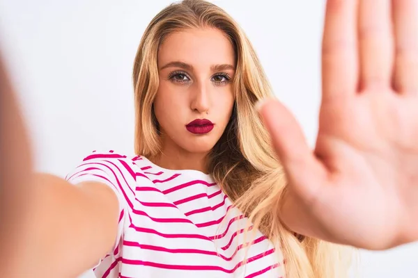 Vacker Kvinna Bär Randig Shirt Gör Selfie Med Kamera Över — Stockfoto