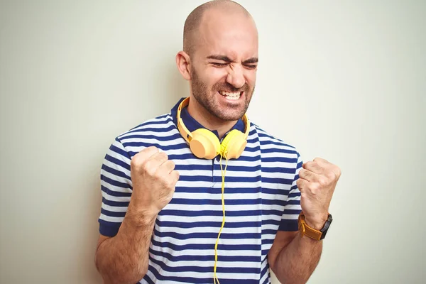 Jovem Ouvindo Música Usando Fones Ouvido Amarelos Sobre Fundo Isolado — Fotografia de Stock