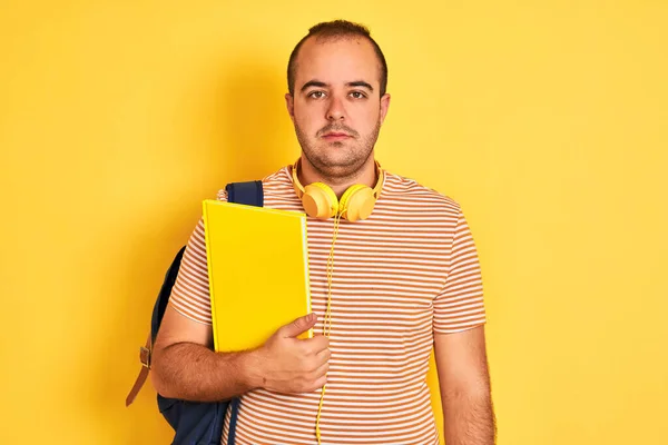Student Man Wearing Backpack Headphones Holding Notebook Isolated Yellow Background — ストック写真