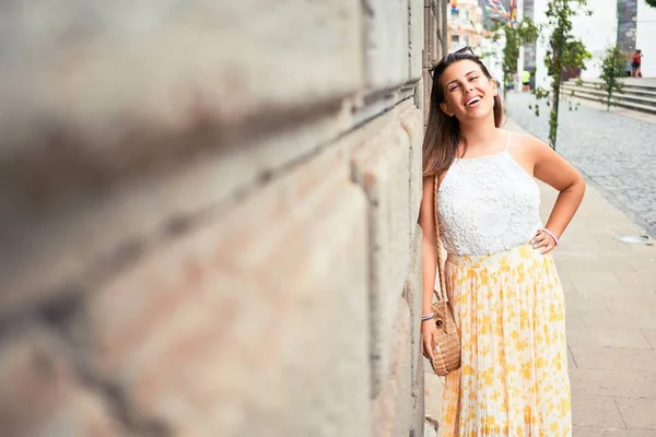 Schöne Mädchen Lehnt Der Wand Junge Freundliche Frau Lächelt Glücklich — Stockfoto