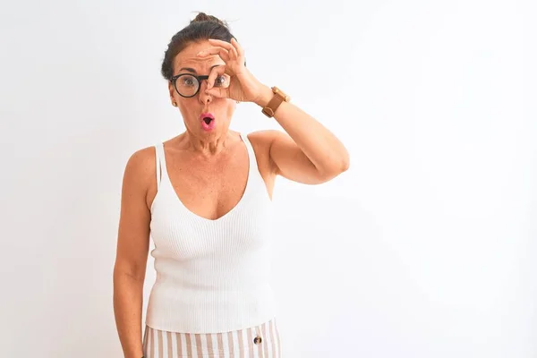 Mujer Mediana Edad Con Camiseta Casual Gafas Pie Sobre Fondo — Foto de Stock