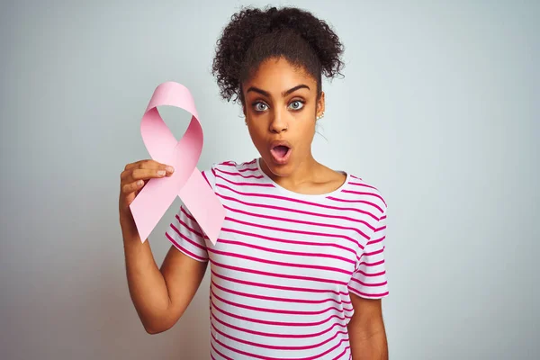 Mujer Afroamericana Joven Sosteniendo Cinta Cáncer Sobre Fondo Blanco Aislado — Foto de Stock