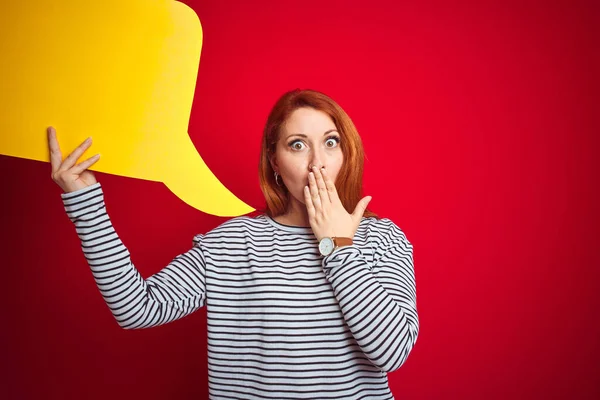 Jovem Mulher Ruiva Bonita Segurando Bolha Discurso Amarelo Sobre Vermelho — Fotografia de Stock