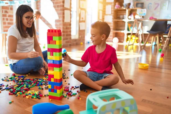 Junge Schöne Lehrerin Und Kleinkind Spielen Kindergarten Mit Bauklötzen Viele — Stockfoto