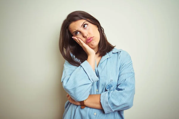 Joven Hermosa Morena Con Camisa Mezclilla Azul Casual Sobre Fondo — Foto de Stock