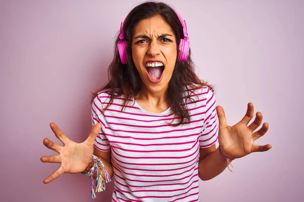 Junge Schöne Frau Hört Musik Mit Kopfhörern Über Isolierten Rosa — Stockfoto