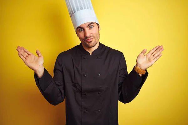 Jovem Chef Homem Vestindo Uniforme Chapéu Sobre Fundo Amarelo Isolado — Fotografia de Stock